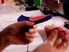 Зээгт наамал буюу торгон зургаар Ногоон Дарь эхийн дүрийг урлаж байна