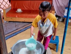 М.Нандинцэцэг таван настайгаасаа ямаа сааж, цай чанаж сурчээ