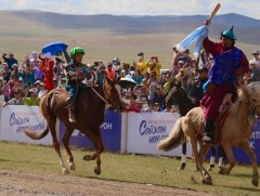 Монгол Улсын манлай уяач М.Цэрэнжавын хүрэн халзан түрүүллээ
