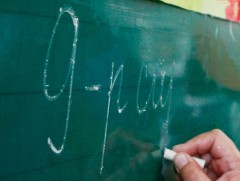 Багш нар цалин нэмэхийг шаардаж жагсаж байна