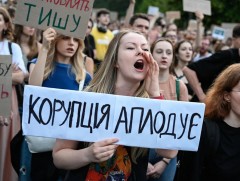 Иргэдийн эсэргүүцлийн улмаас Украины парламент авлигатай тэмцэх хуулийн өөрчлөлтөө буцаажээ