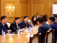 Ачаалал хэтэрсэн сургуулиудад шуурхай зохицуулалт хийхийг Ерөнхий сайд үүрэг болголоо