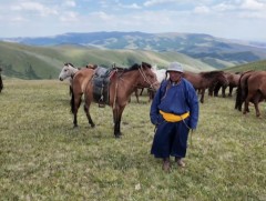 Х.Батбилэгийнх Алтайн болон Хангайн нурууг холбосон Ханхөхийн нуруунд мал маллаж амьдарч байна