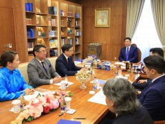Ерөнхийлөгч У.Хүрэлсүх “Хилийн чанад дахь монголчуудын зөвлөл” ТББ-ын удирдлагыг хүлээн авч уулзлаа