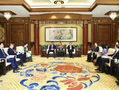 Монгол Улсын Ерөнхийлөгч У.Хүрэлсүхэд БНХАУ-ын Төрийн зөвлөлийн Ерөнхий сайдын орлогч Дин Шюэшян б..