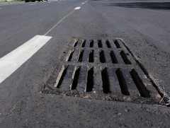 Төмөр замын авто зогсоол орчмын замыг хааж, борооны ус зайлуулах шугам угсарна