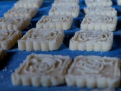 Л.Ганбатын гэр бүл уламжлалт аргаар сүү цагаан идээгээ боловсруулдаг