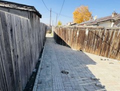 Явган хүний замын хуучин хавтангаар гэр хорооллын нарийн гудамжийг тохижуулж байна