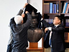 Бодлогот баатар Б.Цэнд гүний цээж баримлыг музейн эрдэм шинжилгээний номын санд заллаа