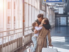 Их Британид дүрвэгсэд гэр бүлээ урих өргөдлийг түр хугацаанд авахаа зогсоолоо