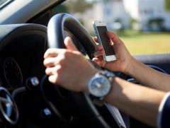 Жолооны ард гар утас оролдсоноор явган зорчигч, гэрэл дохиог анзаарахгүй өнгөрөх тохиолдол гарч ба..