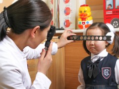 Хүүхдээ нүдний эмчид хэзээ үзүүлэх вэ