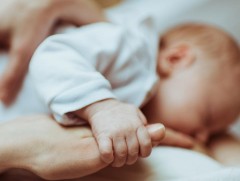 Дөнгөж төрсөн нярайд эрт илрүүлгийн  6 төрлийн шинжилгээ хийдэг болно