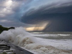 Энэ жилийн хамгийн хүчтэй далайн шуурга Хонгконг, Хятадын эрэгт дөхөж байна