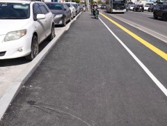 Явган хүний замыг өргөсгөх, асфальт бетоноор хучиж байна