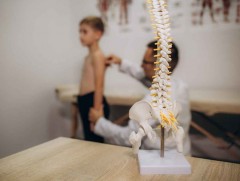 ЕБС-ийн эмч нар нурууны муруйлтыг эрт үед нь оношилдог болсноор хүнд хэлбэрээс сэргийлж чадна