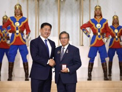 Бөөр, элэг шилжүүлэн суулгах аргыг нэвтрүүлж, нутагшуулсан Д.Нямсүрэн, О.Сэргэлэн нарт Ардын эмч ц..