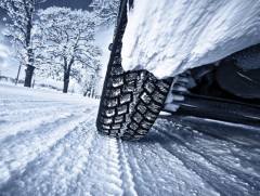 Зам тээврийн ослоос сэргийлж, өвлийн дугуйгаа хийхийг жолооч нарт зөвлөж байна