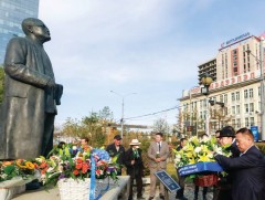 Төр, нийгмийн нэрт зүтгэлтэн С.Зориг агсны хөшөөнд цэцэг өргөж, хүндэтгэл үзүүллээ