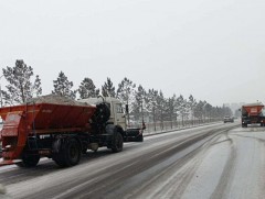 Халтиргаа гулгаа үүсэхээс сэргийлж давс, бодис цацаж байна