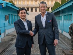 БНАСАУ АНУ-ын Батлан хамгаалахын сайдыг хилийн бүсэд очихын өмнө их бууны пуужингууд харважээ 