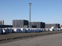 БНХАУ-ын Эрээн хотоос Улаанбаатар хот руу өдөрт 2200-4400 орчим тонн хагас коксон түлш нийлүүлж ба..