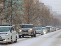 Улаанбаатар хот орчмоор цас орж, шуурна