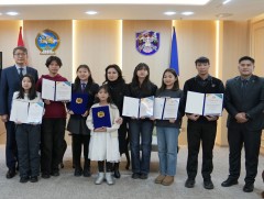 Жендерийн талаарх ойлголтыг нэмэгдүүлэх хүрээнд сурагчдын дунд зохион байгуулсан уралдааны шагналы..