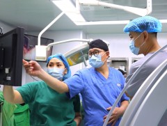 ГССҮТ, БНСУ-ын эмч нарын баг нурууны мэс засал эмчилгээг микроскоп ашиглан амжилттай хийлээ