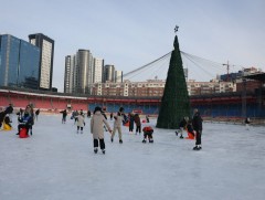 “Мөрөөдлийн мөсөн цэнгэлдэх-2025” Төв цэнгэлдэх хүрээлэнд нээлтээ хийлээ