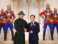 Ванданжавын Адъяасүрэнд Ардын багш цол хүртээлээ