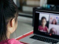 Эцэг эхчүүд: Цахим хичээлийн үр дүн муу байна 