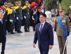 Ерөнхийлөгч У.Хүрэлсүх “Нэр нь үл мэдэгдэх цэргийн бунхан”-д цэцэг өргөж, хүндэтгэл үзүүллээ