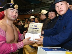 Ардчиллын өдрийн барилдаанд улсын арслан Ц.Бямба-Отгон түрүүллээ