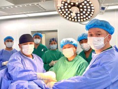 Төв аймгийн Нэгдсэн эмнэлгийн мэс заслын тасгийнхан анх удаа тохойн үе бүтэн солих мэс заслыг амжи..