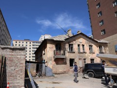 Баянгол дүүргийн 1 дүгээр хороонд ашиглалтын шаардлага хангахгүй барилгыг буулгаж, нийтийн эзэмшли..