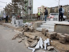 Их тойруугийн гудамжнаас Зүүн дөрвөн зам хүртэлх явган хүний замыг засаж, шинэчилж байна