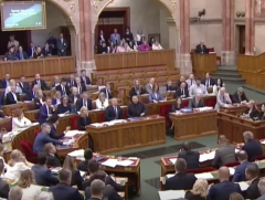 Унгарын парламент Ерөнхий сайдын алба хаших хугацааг хязгаарлав