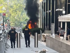 Нью-Йорк дахь холбооны барилгын гадна гал тавьж, гал нээсэн этгээдийг баривчилжээ