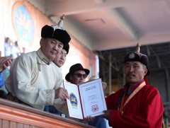 Монгол Улсын Ерөнхийлөгчийн зарлигаар үндэсний сурын харваачдад улсын цол олгов