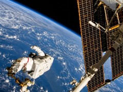 НАСА-гийн хоёр нисгэгч задгай сансарт зургаан цаг гаруй ажиллажээ
